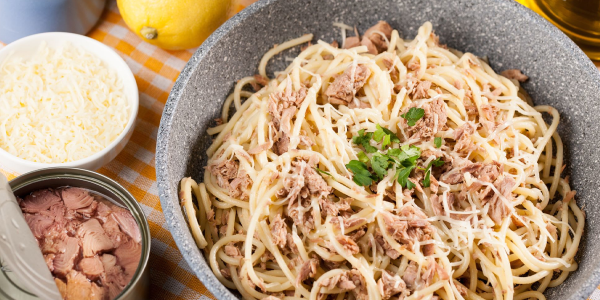 Macarrão com molho de atum (massa prática)