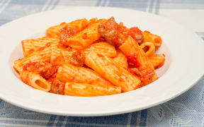 Rigatoni ao molho de tomate e linguiça (massa prática)