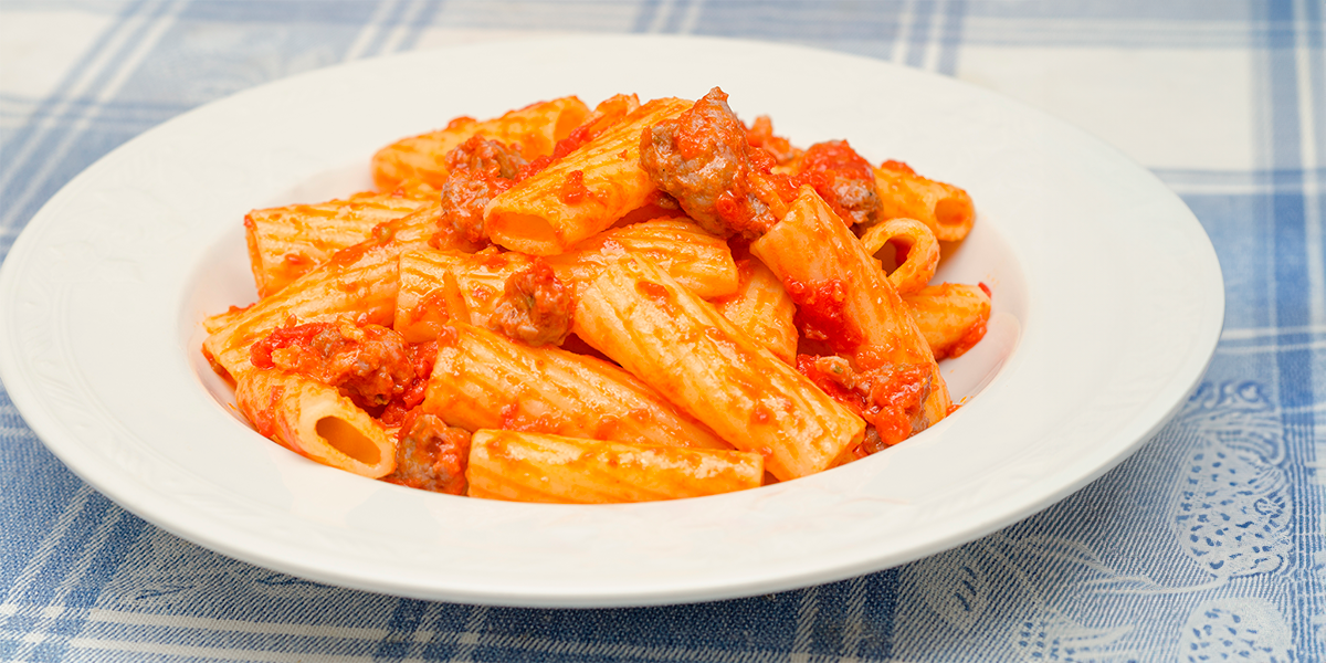 Rigatoni ao molho de tomate e linguiça (massa prática)