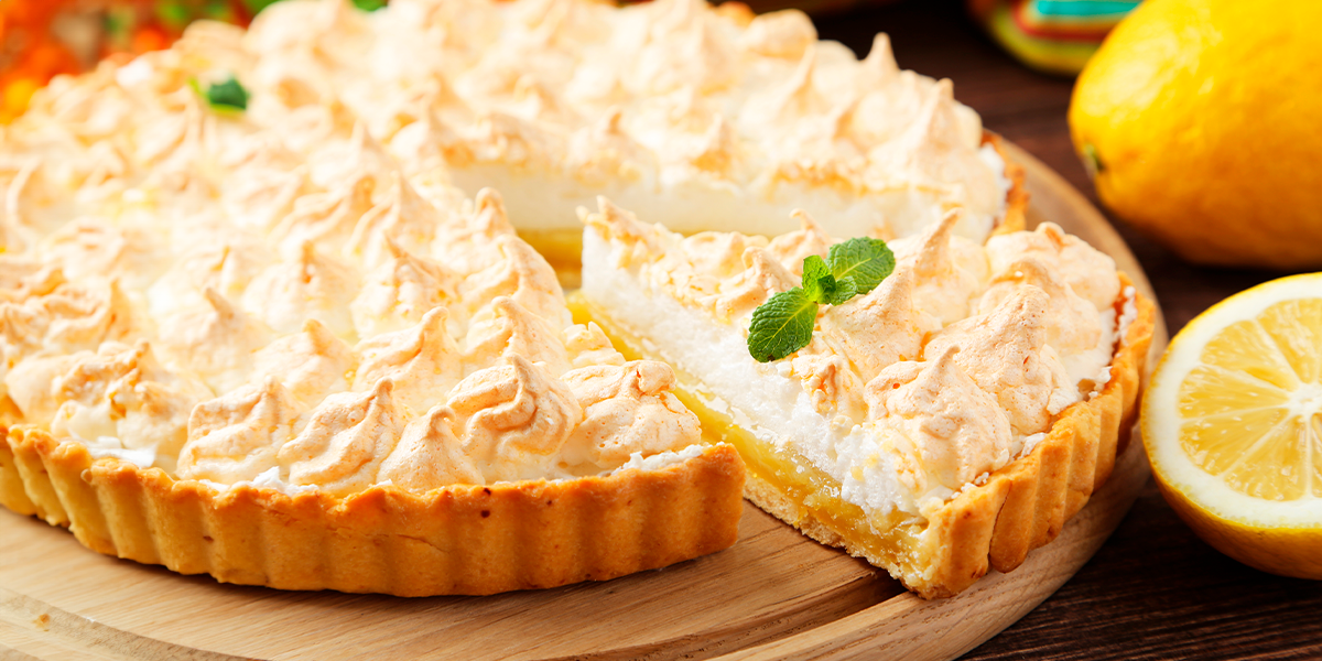 Torta de biscoito com limão e merengue