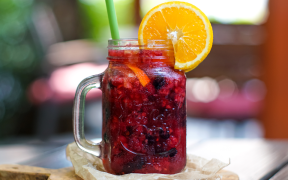 Refrigerante de frutas vermelhas (bebida sem álcool)