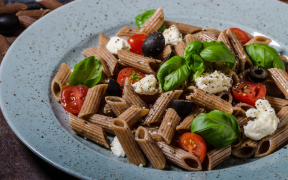 Salada de penne integral com molho pesto (massa equilibrada)