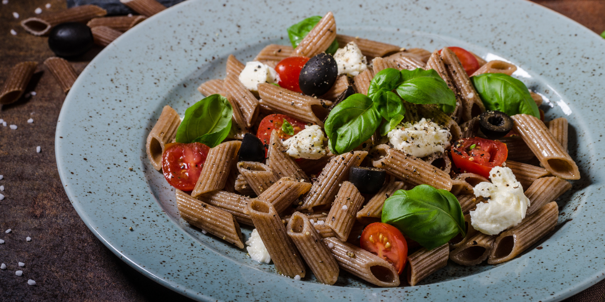 Salada de penne integral com molho pesto (massa equilibrada)