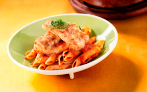 Penne ao molho de tomate com peixe crocante (massa especial)