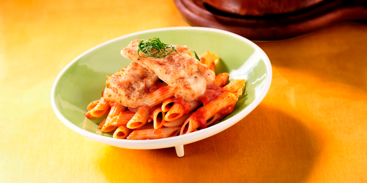 Penne ao molho de tomate com peixe crocante (massa especial)