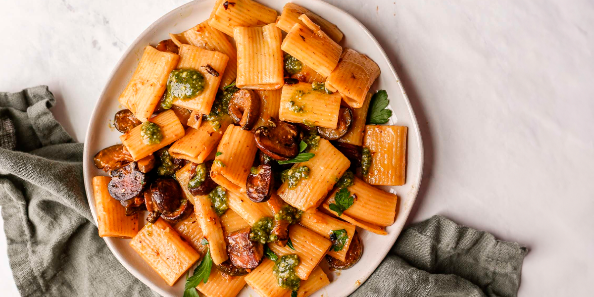 Rigatoni com molho funghi e abobrinha (massa prática)