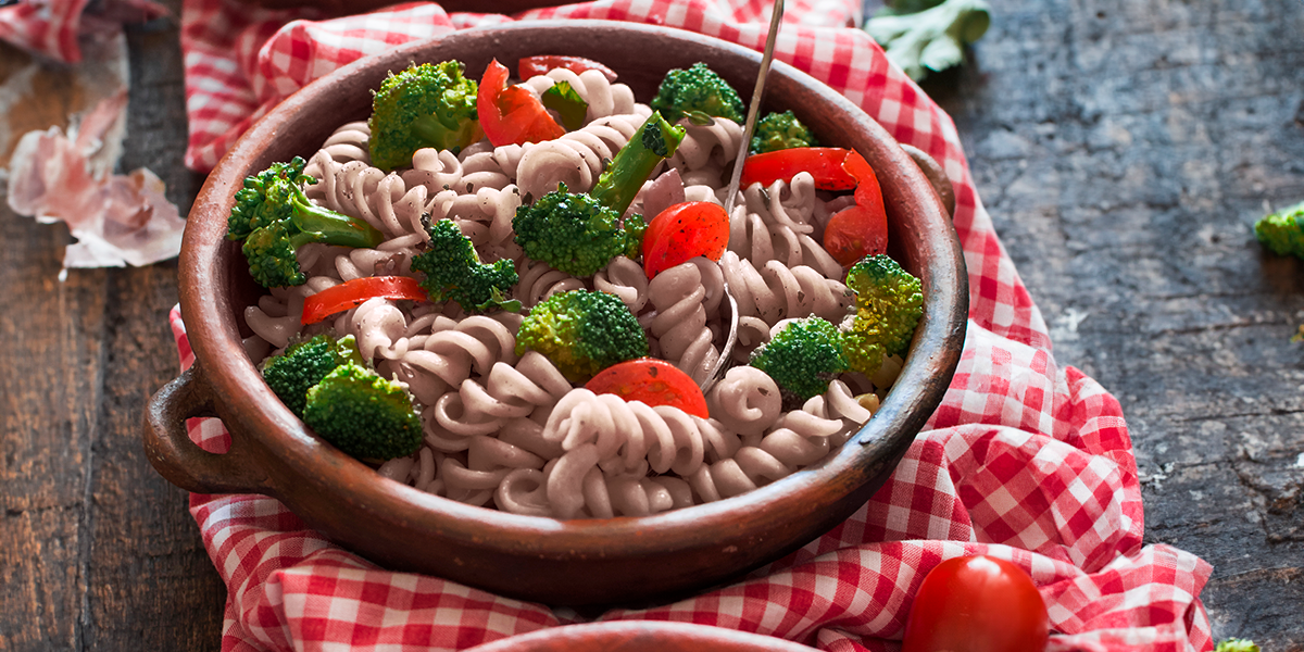 Salada de macarrão parafuso integral (massa equilibrada)