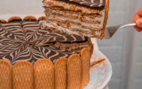 Torta Charlotte com biscoito Maisena