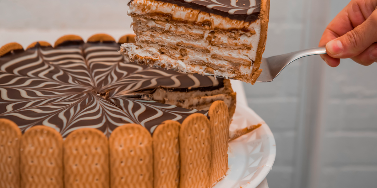 Torta Charlotte com biscoito Maisena