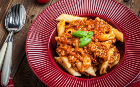 Macarrão com molho à bolonhesa na panela de pressão (massa prática)