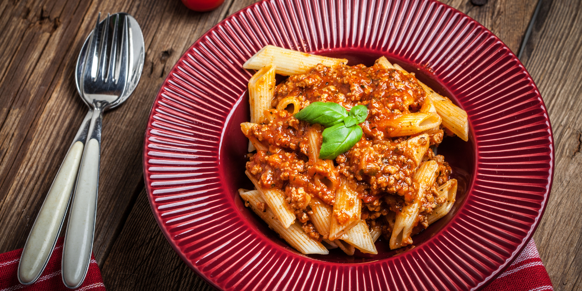 Macarrão com molho à bolonhesa na panela de pressão (massa prática)