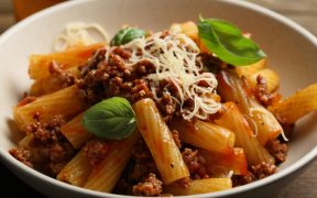 Macarrão com ragu de carne (massa prática)