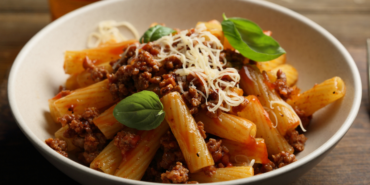 Macarrão com ragu de carne (massa prática)