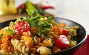 Salada de macarrão especial (massa prática)