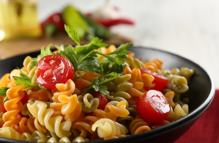 Salada de macarrão especial (massa prática)