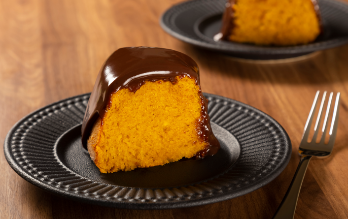 Bolo de cenoura com cobertura de chocolate